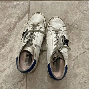 Golden goose sneaker size 40 fits me a size 9